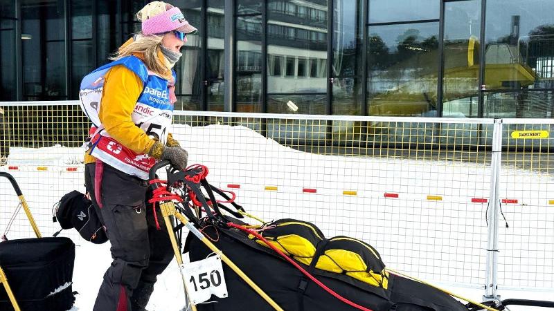 Dame med hundekj&oslash;ringsslede