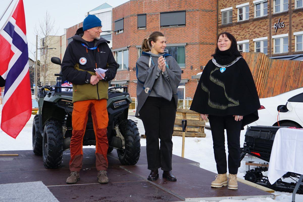 Marikken Pedersen (i midten), prosjektleder fra UiT delte ut premier til Juniorene sammen med president i Norges Hundekj&oslash;rerforbund Stein Westlye Johannessen og fungerende ordf&oslash;rer i Alta, Anita H&aring;keg&aring;rd Pedersen. 