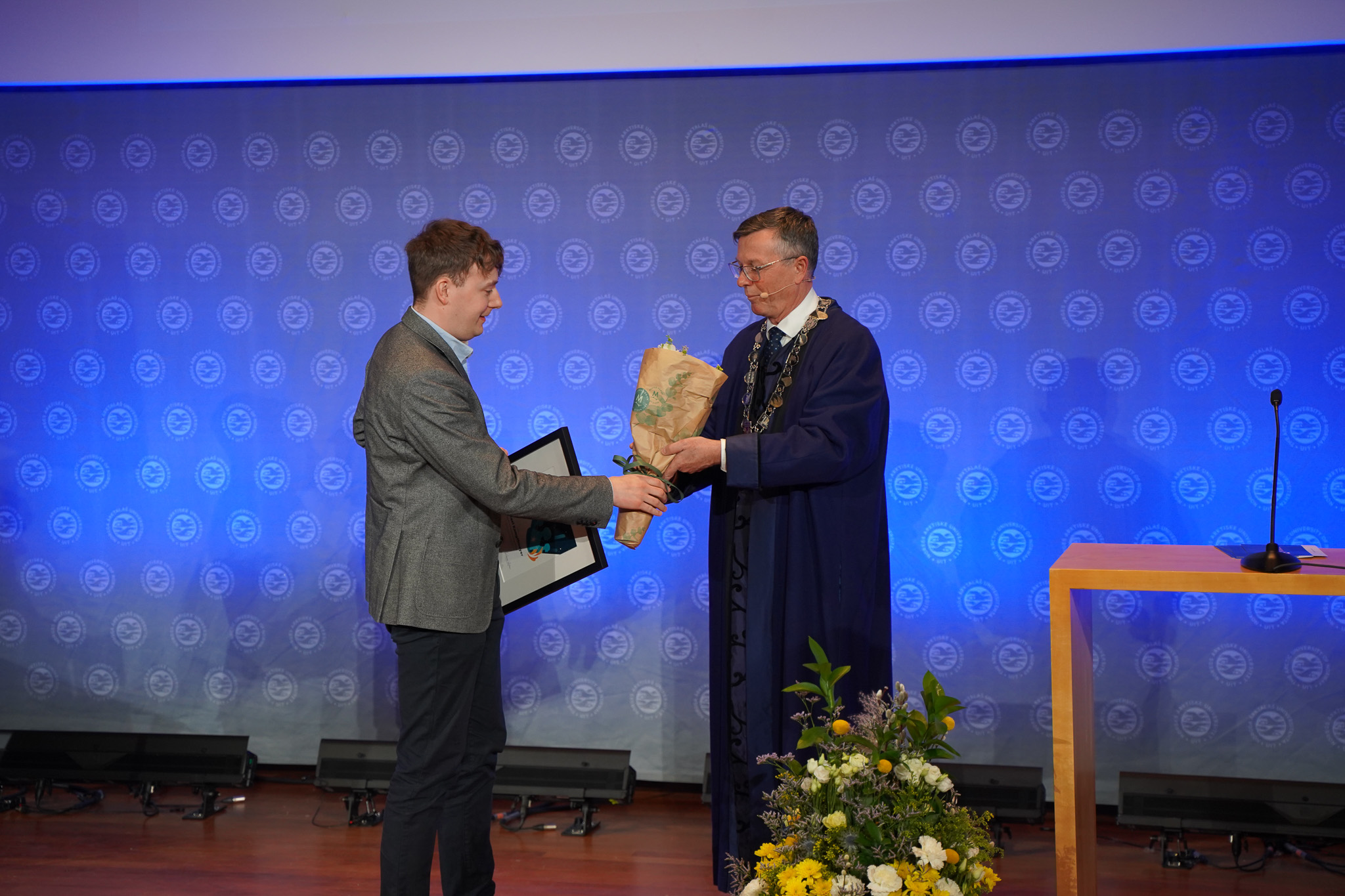 Michael Kampffmeyer årsfest En mann mottar en pris fra UiT-rektor Dag Rune Olsen