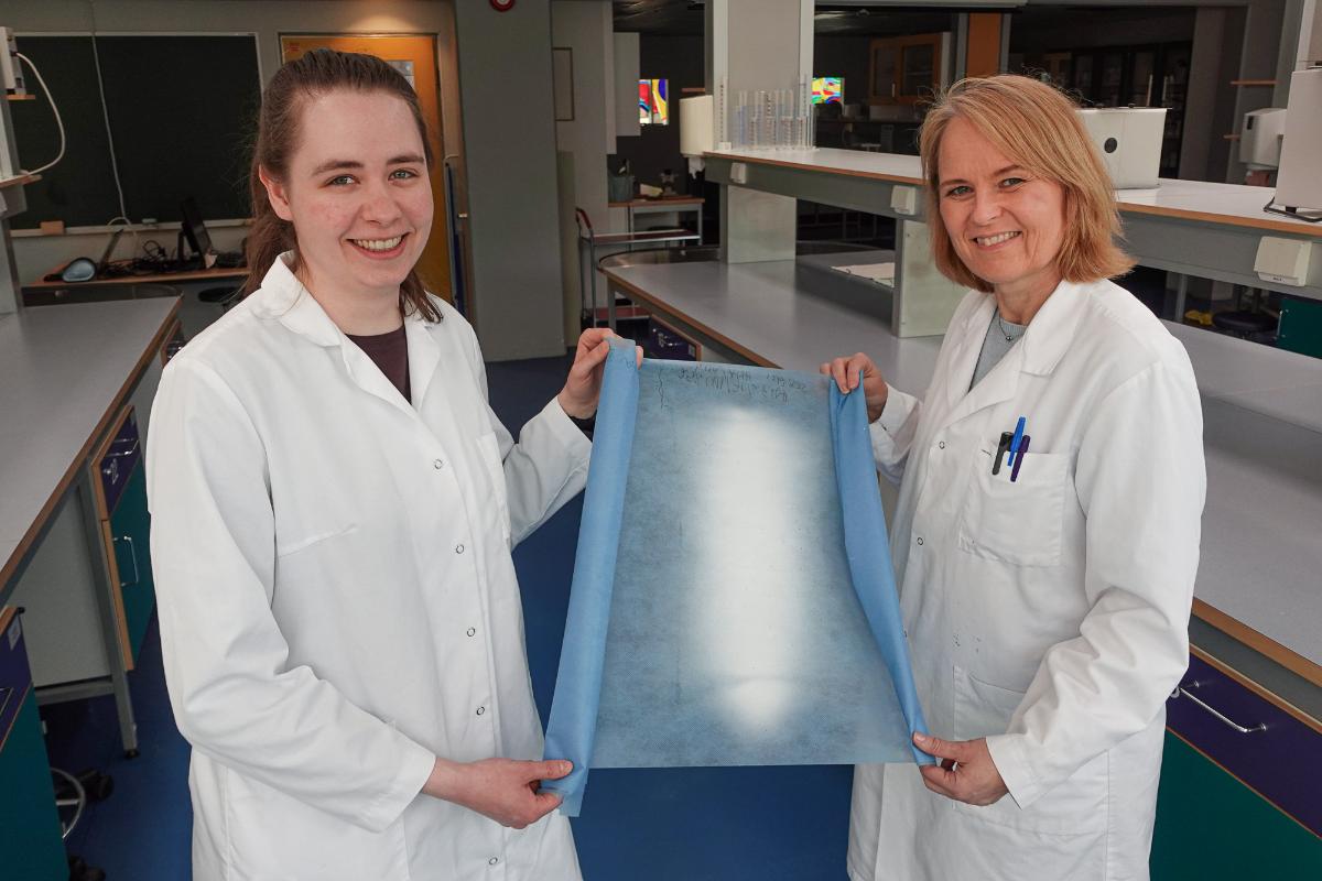 To kvinner med en stor bandasje