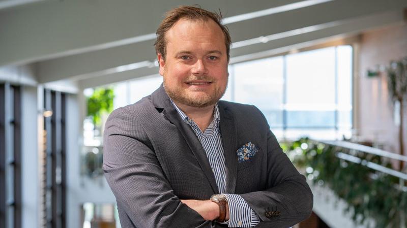  Mann med dressjakke med armene i kryss