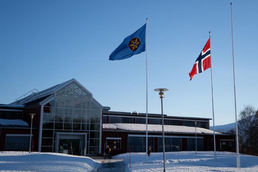 Et norsk og et kvensk flagg er heist utenfor administrasjonsbygget p&aring; UiT.