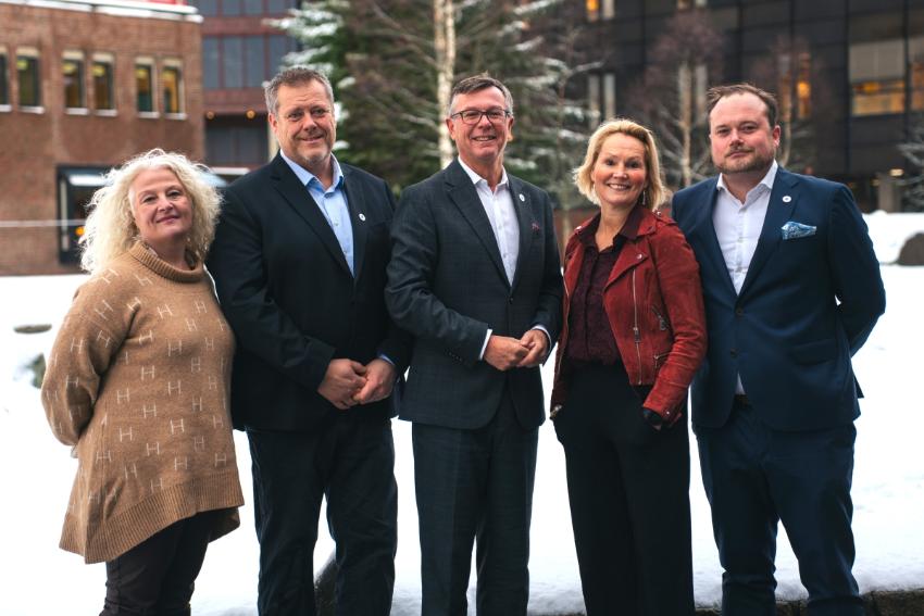 Gruppebilde av fem smilende personer utend&oslash;rs ved Labyrinten p&aring; UiT i Breivika. 