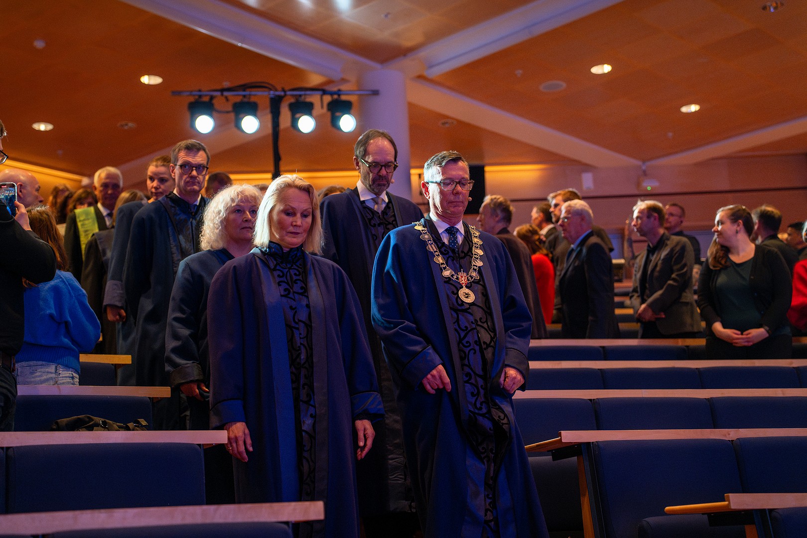 Rektorat p&aring; vei ned trapp til auditorium.