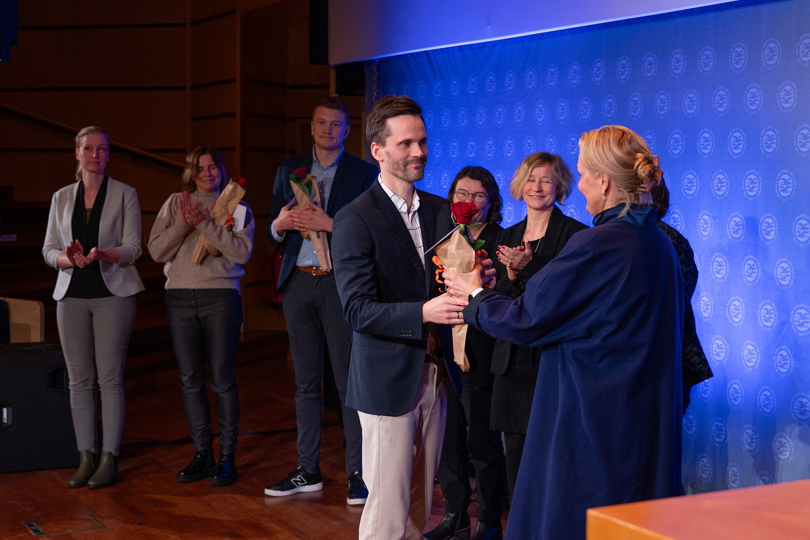 Mann mottar h&oslash;ytidelig pris i auditorium. 