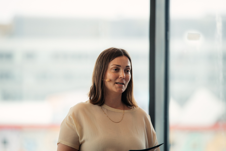 dame som st&aring;r p&aring; en scene og snakker