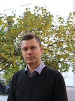 mann, ser i kamera, m&oslash;rk genser