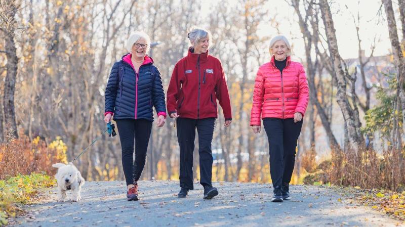 tre eldre damer som g&aring;r p&aring; en sti