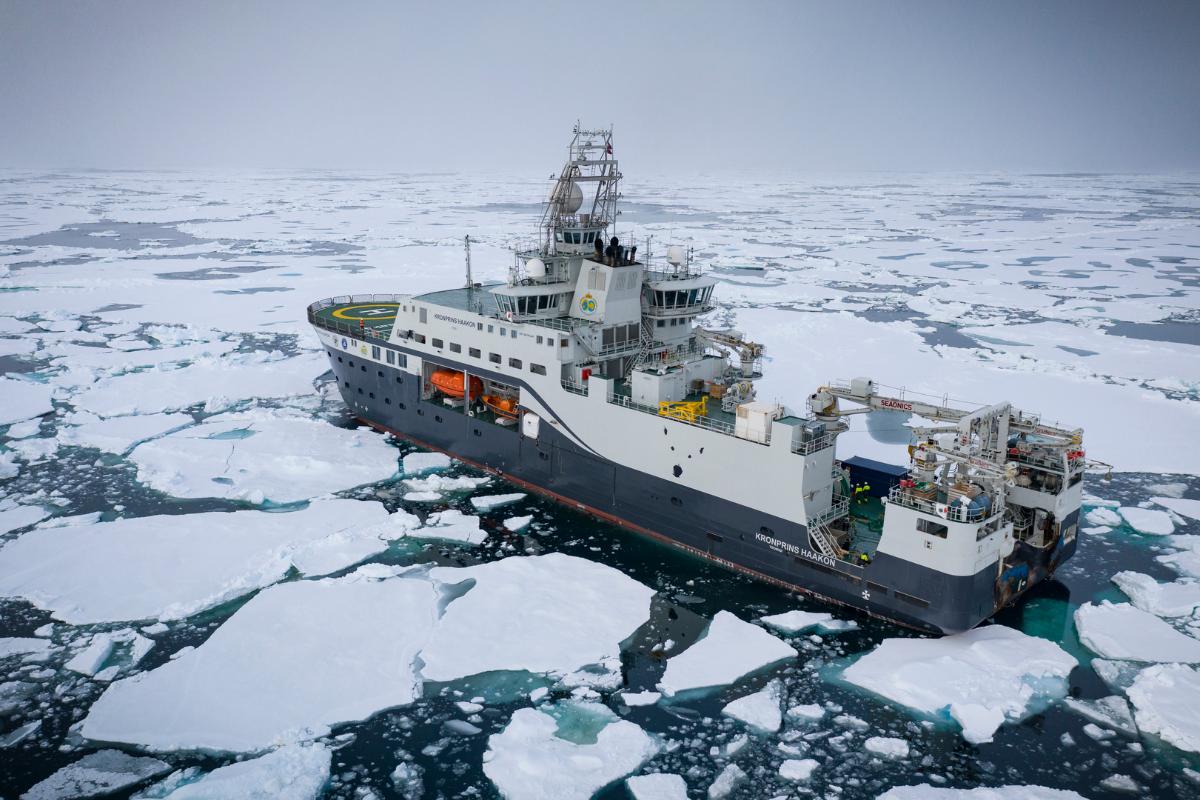 Forskningsfart&oslash;y i ishavet. 