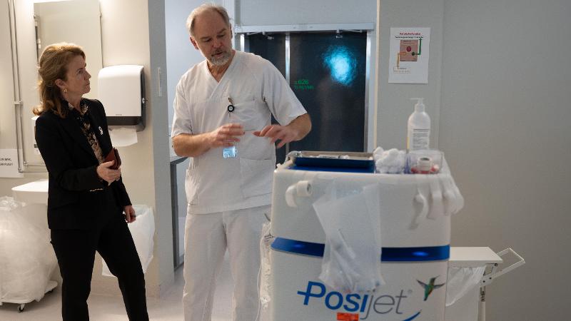 dame som snakker med lege