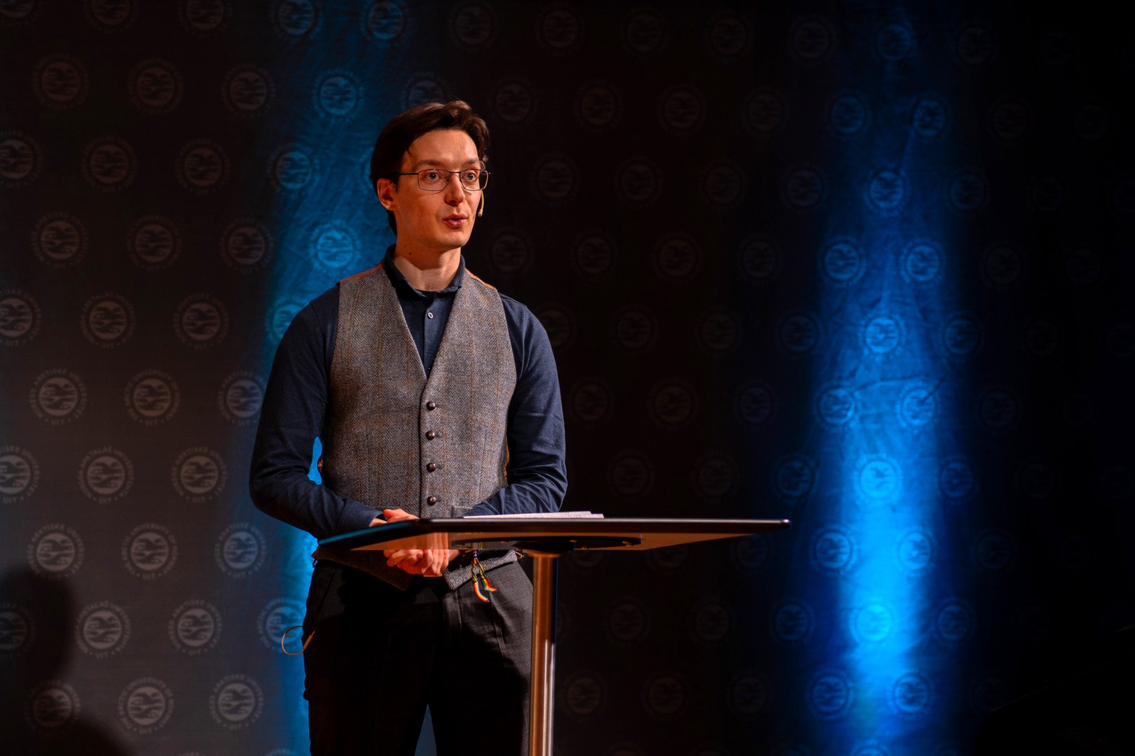 Forsker, mann, holder tale. 