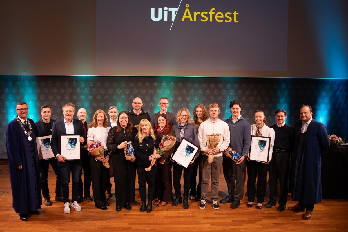 Gruppebilde av en rekke prisvinnere p&aring; et universitet. 