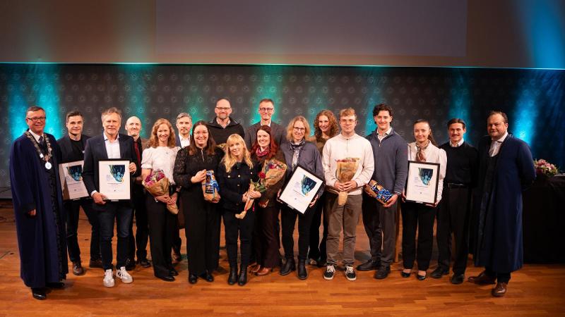 mange mennesker som st&aring; p&aring; en scene