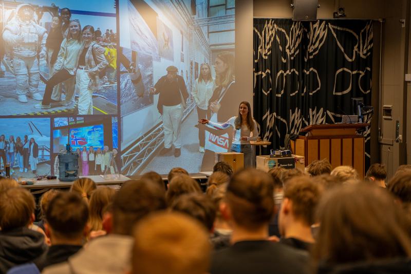 en kvinne foreleser for en gruppe ungdommer