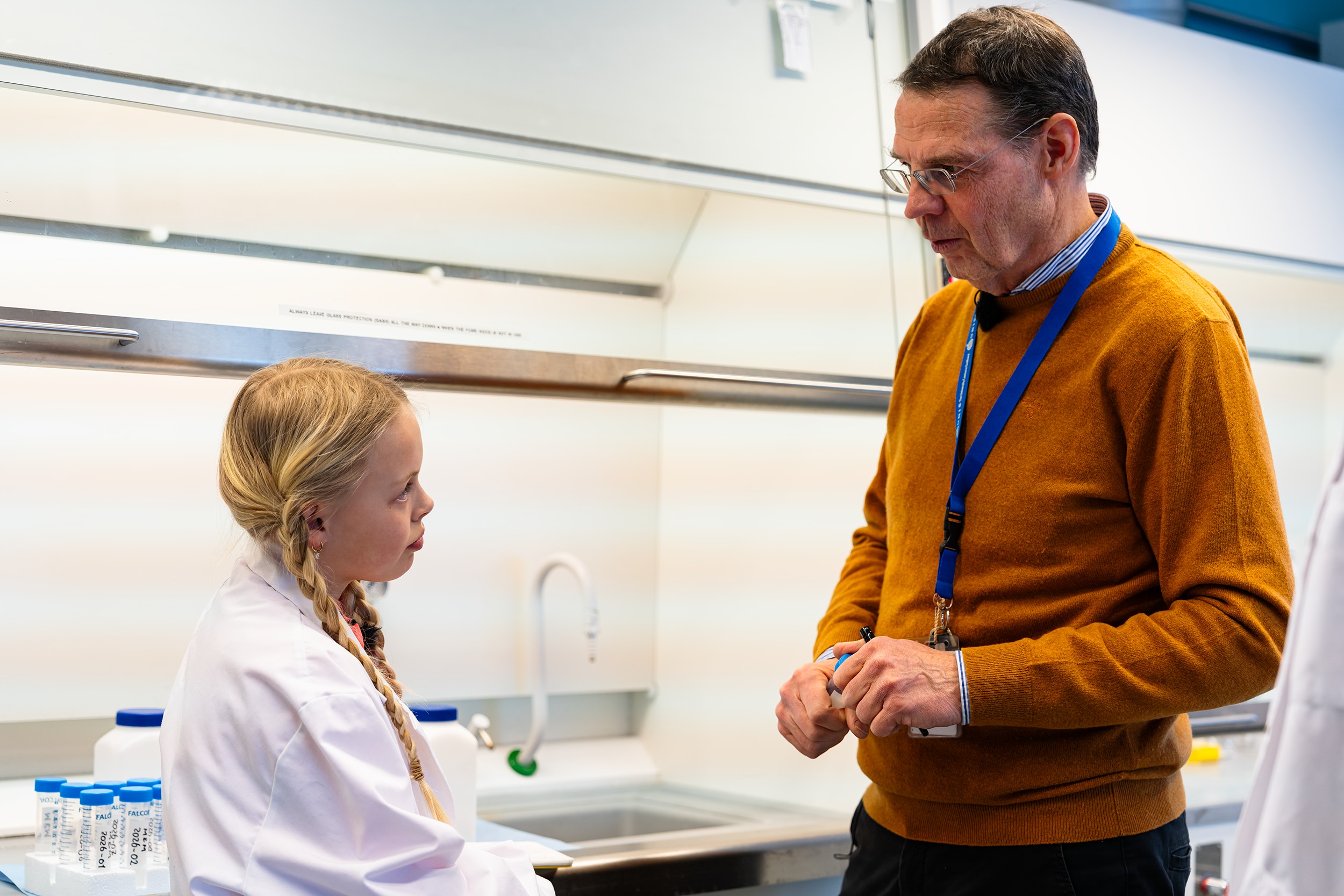 mann som snakker med jente med labfrakk