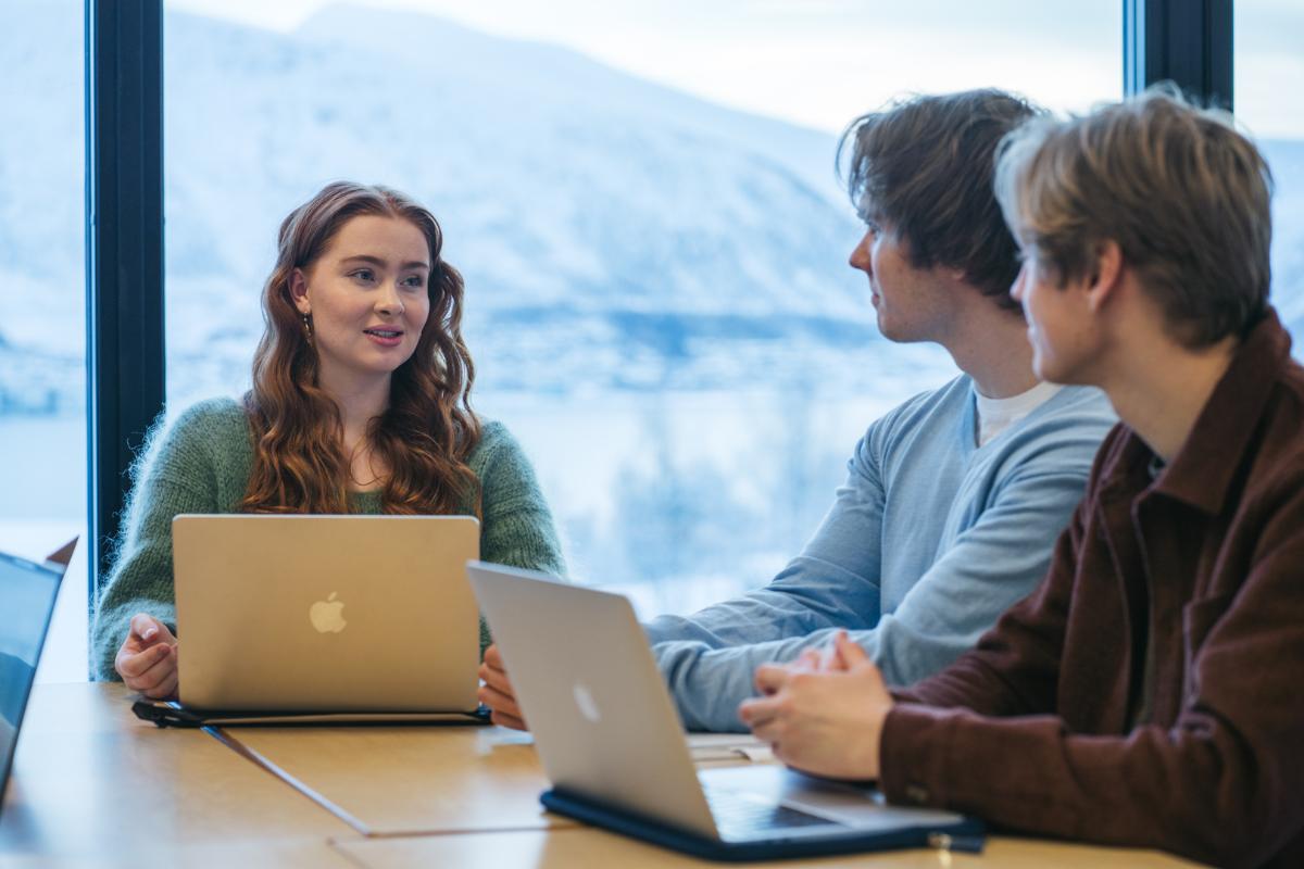 Studenter ved et bord
