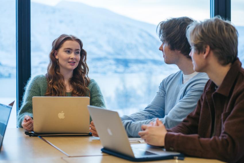 Studenter ved et bord