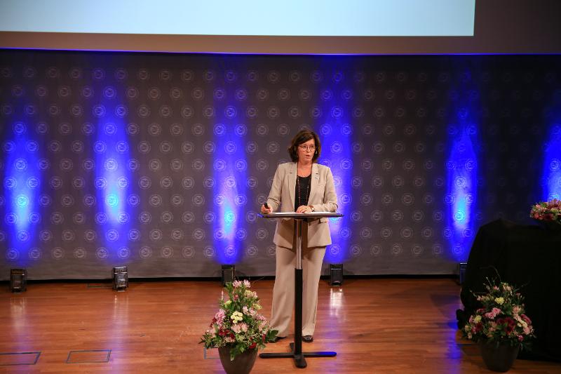 IMG_1856-2.jpg kvinn,e grå dress, briller