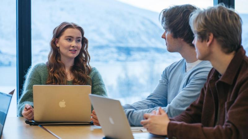 dame med kofte som st&aring;r p&aring; en scene 