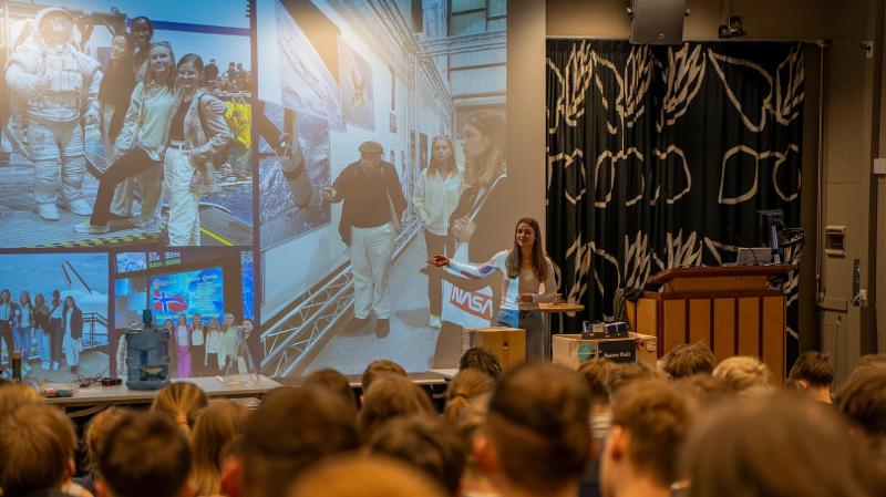 en kvinne foreleser for en gruppe ungdommer