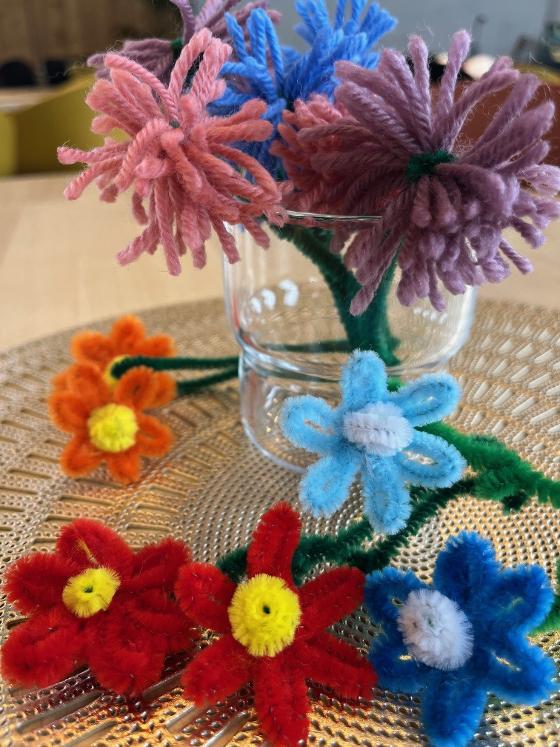 Illustrasjonsbilde for KREATIV SØNDAG | Blomster av piperensere og garn