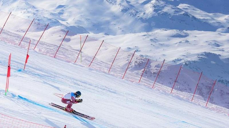 en alpin skikj&oslash;rer i en bratt nedoverbakke