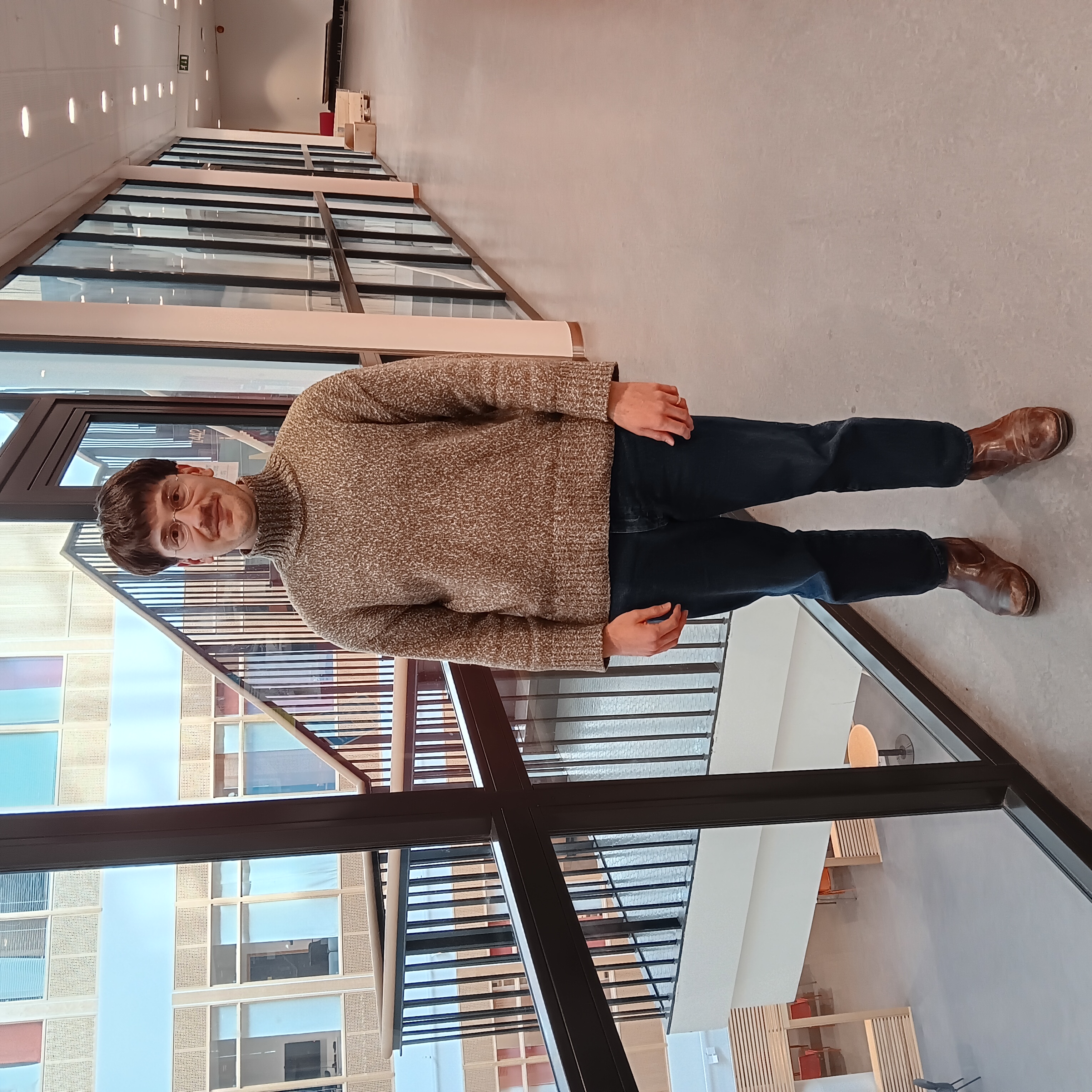 Ung mann fotografert forfra