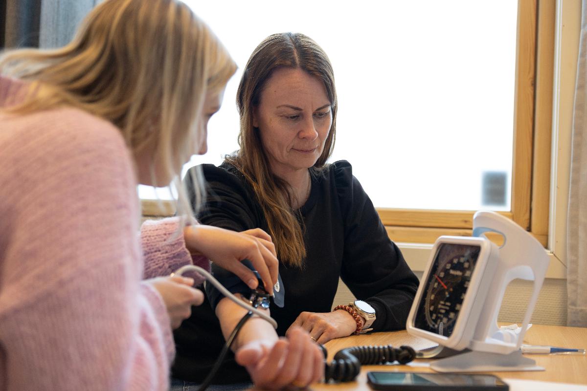 Kursdeltakerne &oslash;vde p&aring; blodtrykksm&aring;ling p&aring; hverandre. 