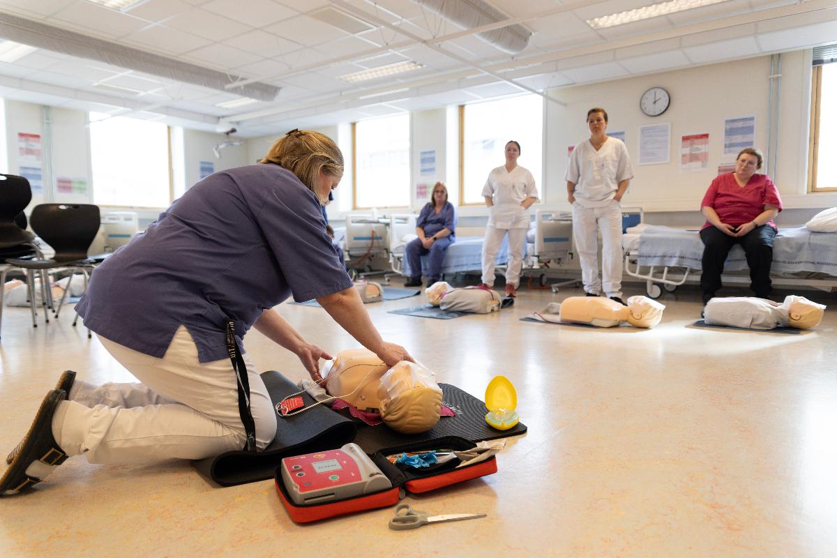 Rita Melb&oslash;e har innf&oslash;ring i bruk av hjertestarter. 