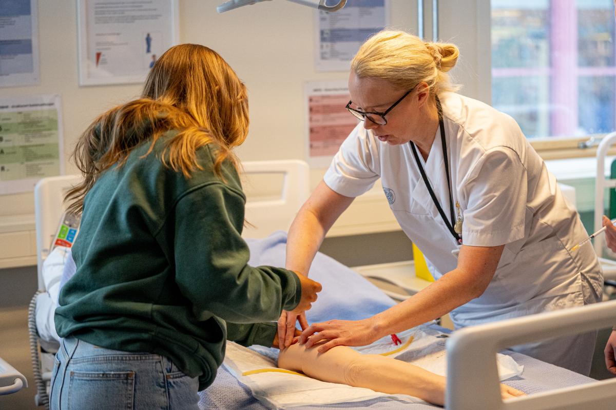 Sykepleier viser student