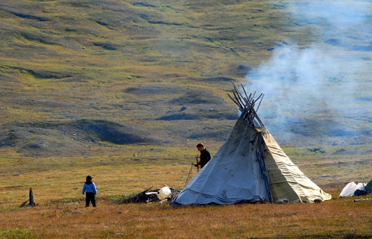 naturlandskap, lavvo, to mennesker p&aring; bildet