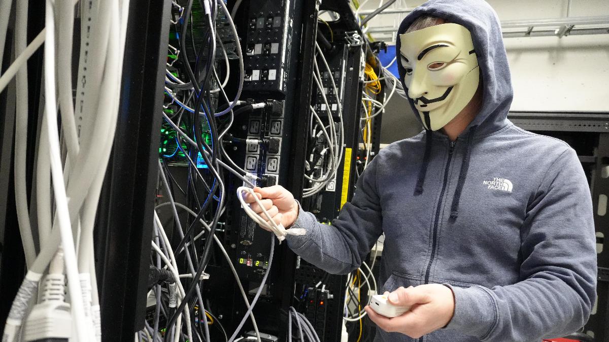 Mann med maske og en fjernkontroll i h&aring;nden