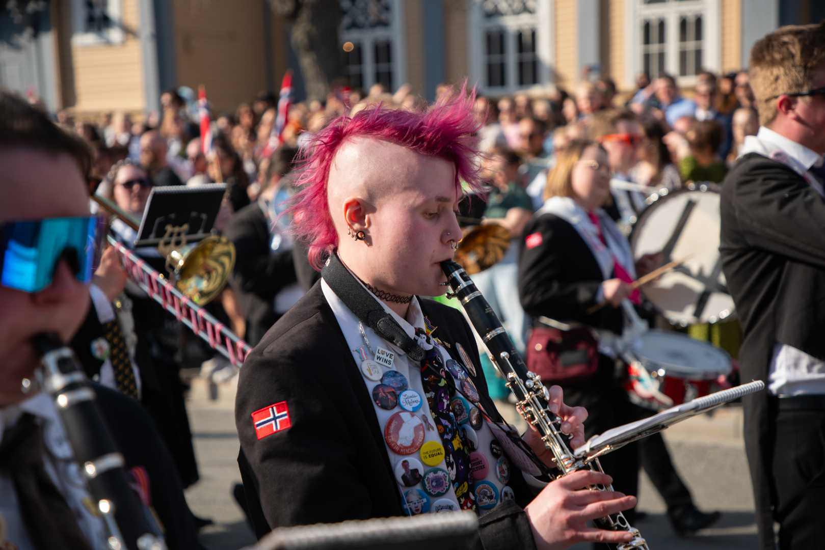 17.mai-08295.jpg Korpsmusikant med hanekam på 17. mai