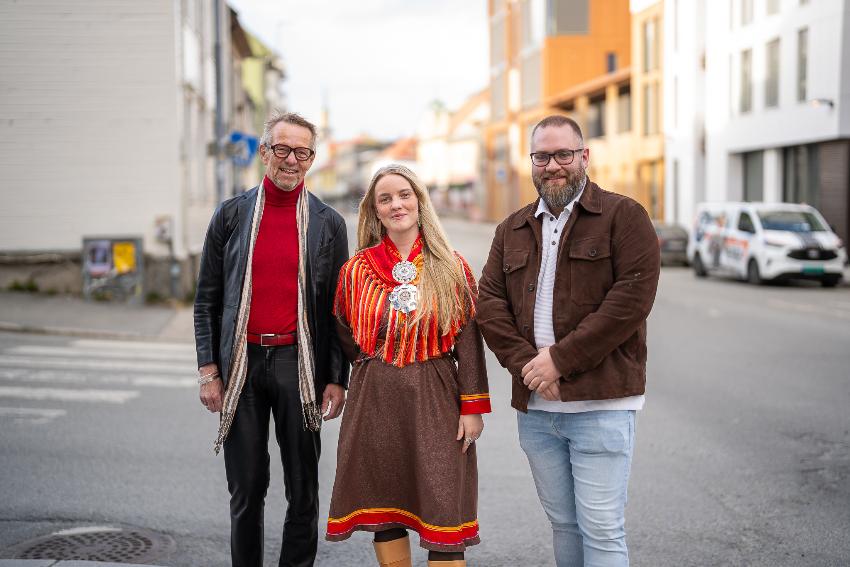 Viser tre personer som ser mot kamera.