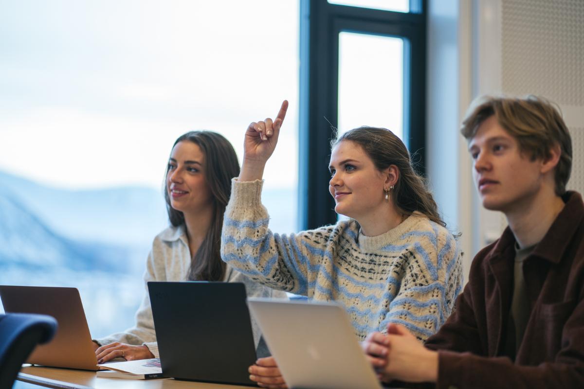 Studenter ved et bord