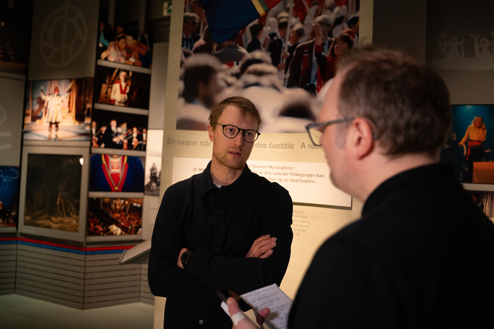 Forsker blir intervjuet i en museumsutstilling om n&aelig;r samisk historie. 