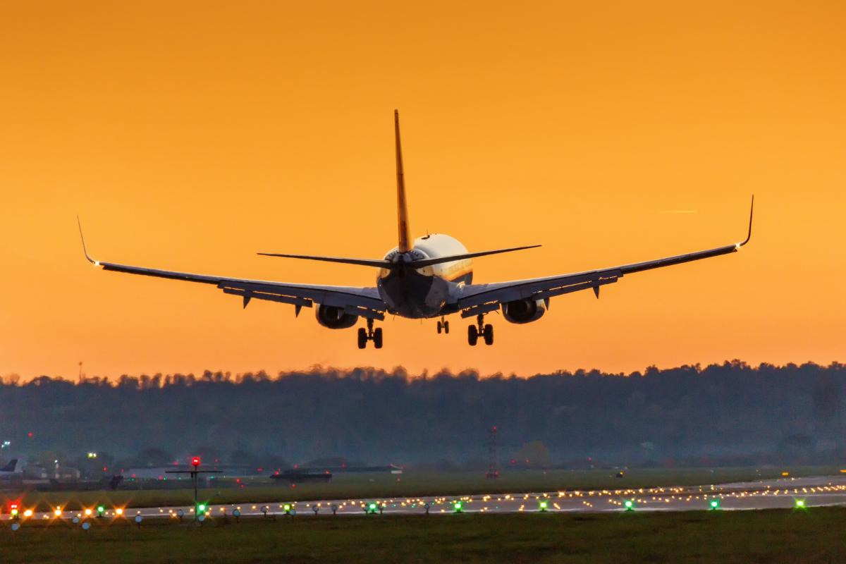 Passasjerfly i solnedgang