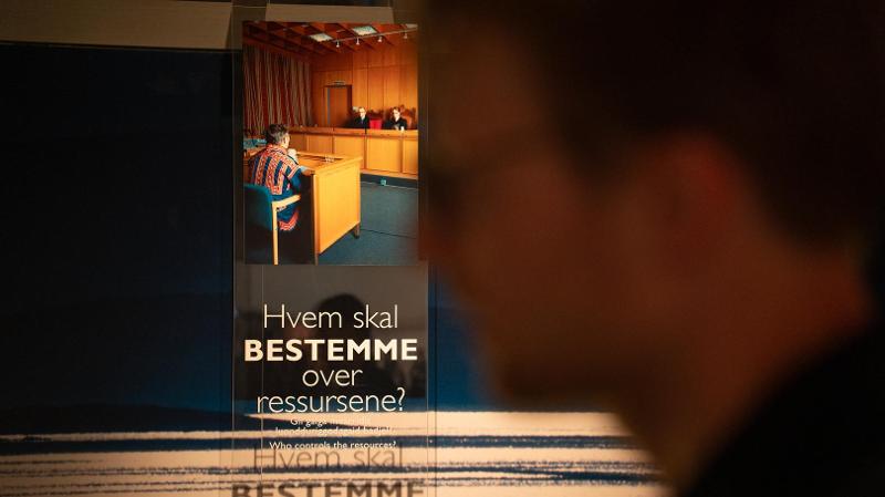 samisk mann som sitter i en rettsal med teksten hvem skal bestemme over ressursene