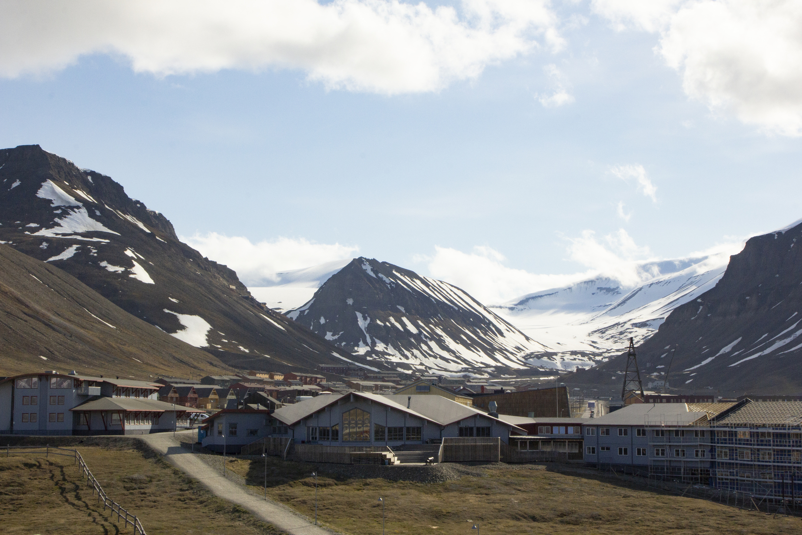 ADVENTDALEN_2280.jpg hus med fjell bak