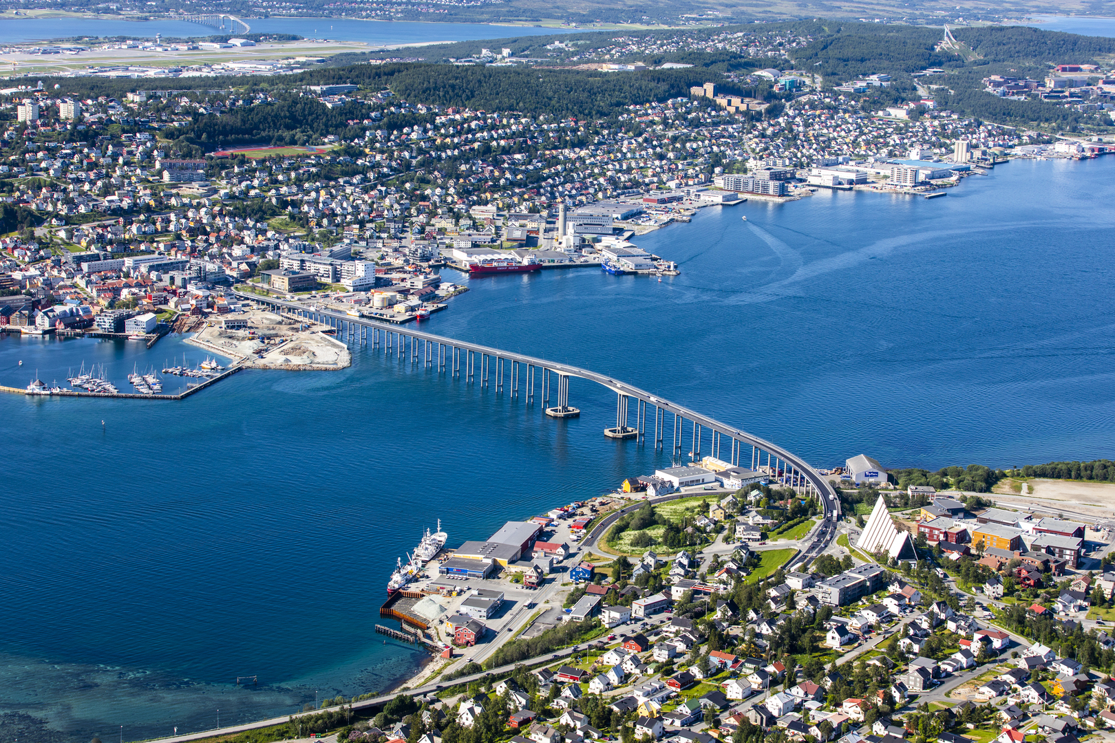 IMG_1308.jpg bro som binder sammen øy til fastland