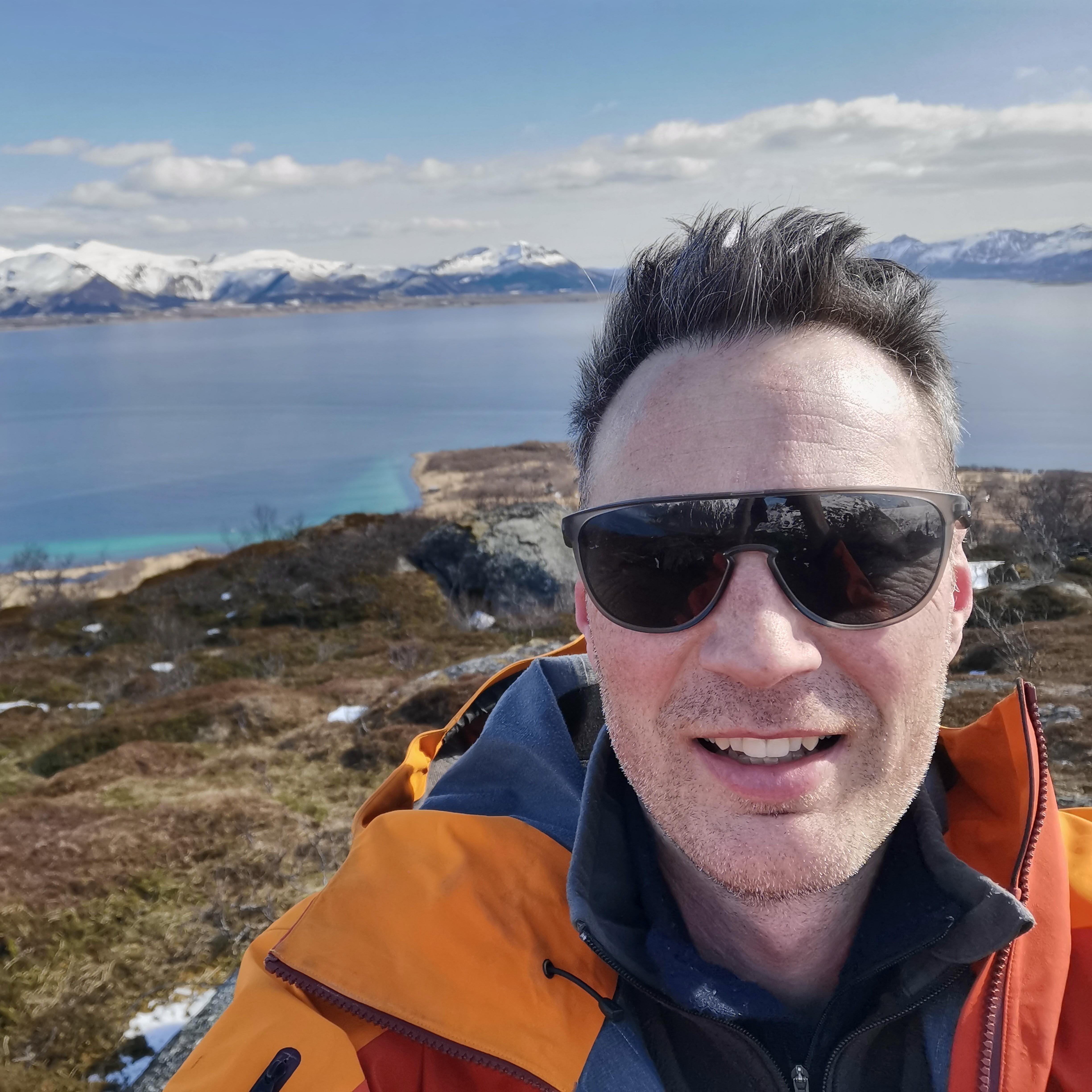 mann som tar selfie p&aring; et fjell