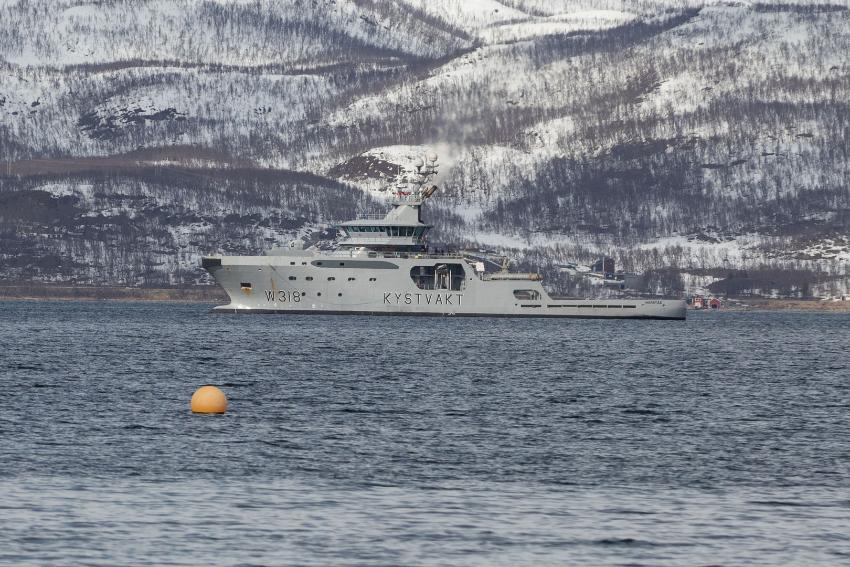 stort kystvaktskip som seiler p&aring; havet