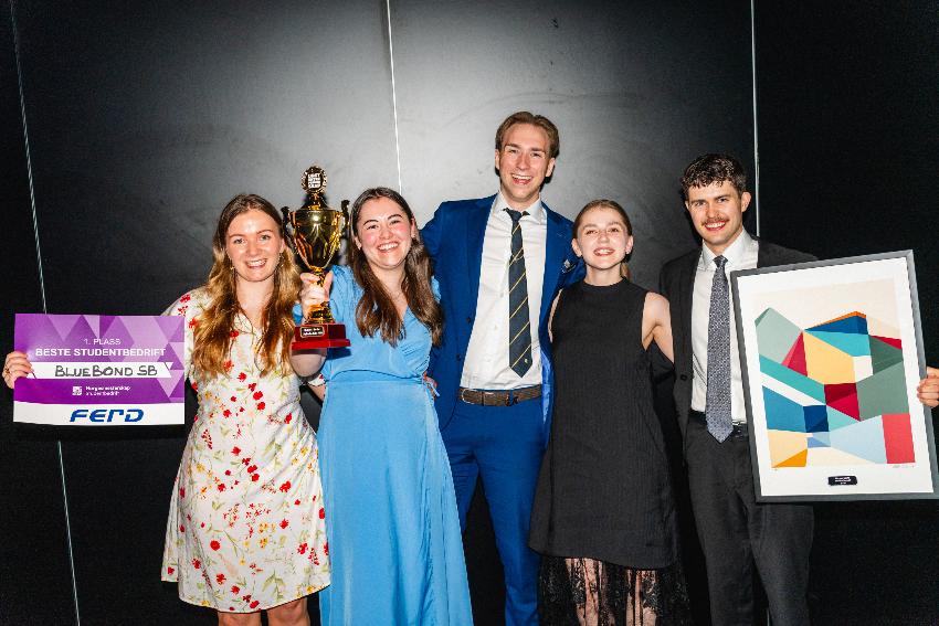 Fem glade UiT-studenter og vinnere av Norges beste studentbedrift 2026