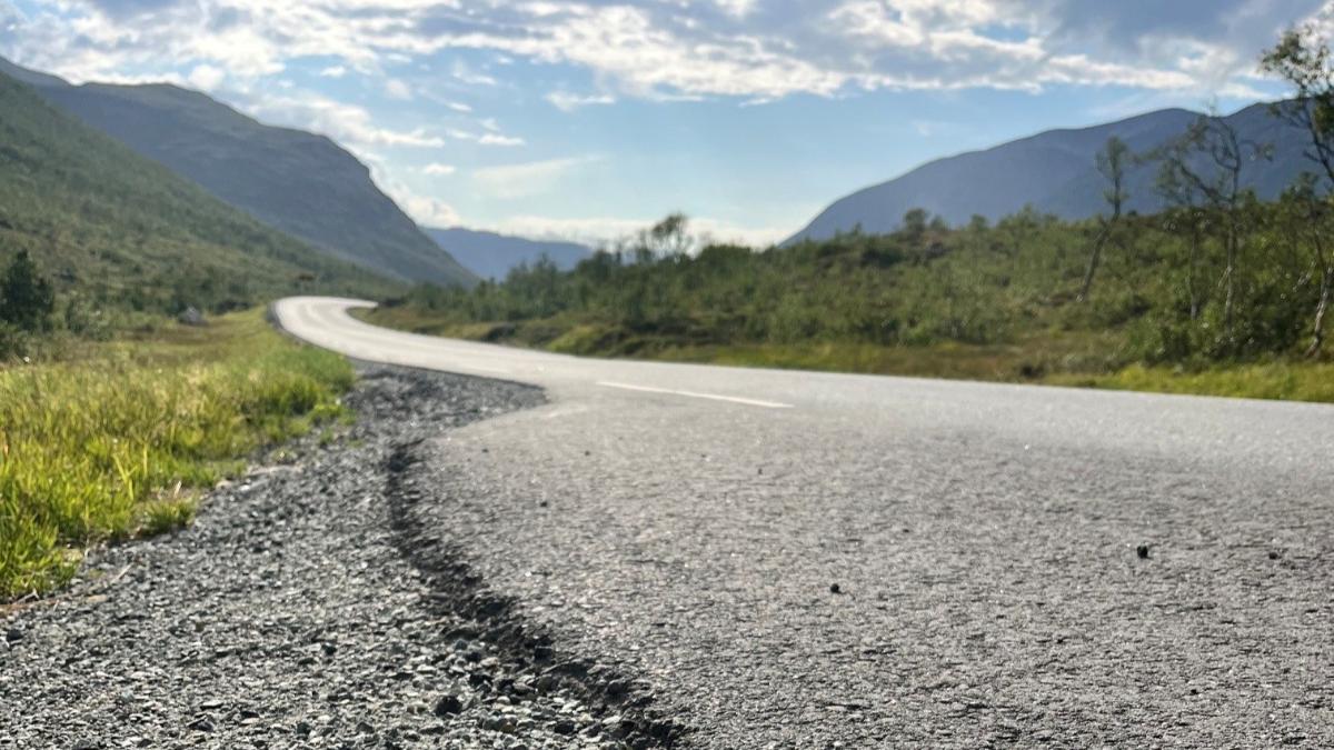 Bilde av vei i solskinn