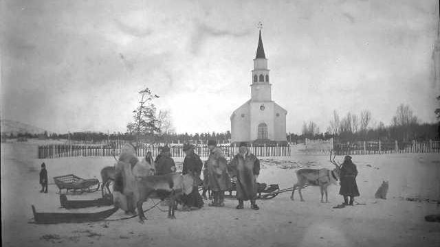 kirke med samer foran og rein og slede, et gammelt svart hvitt bilde