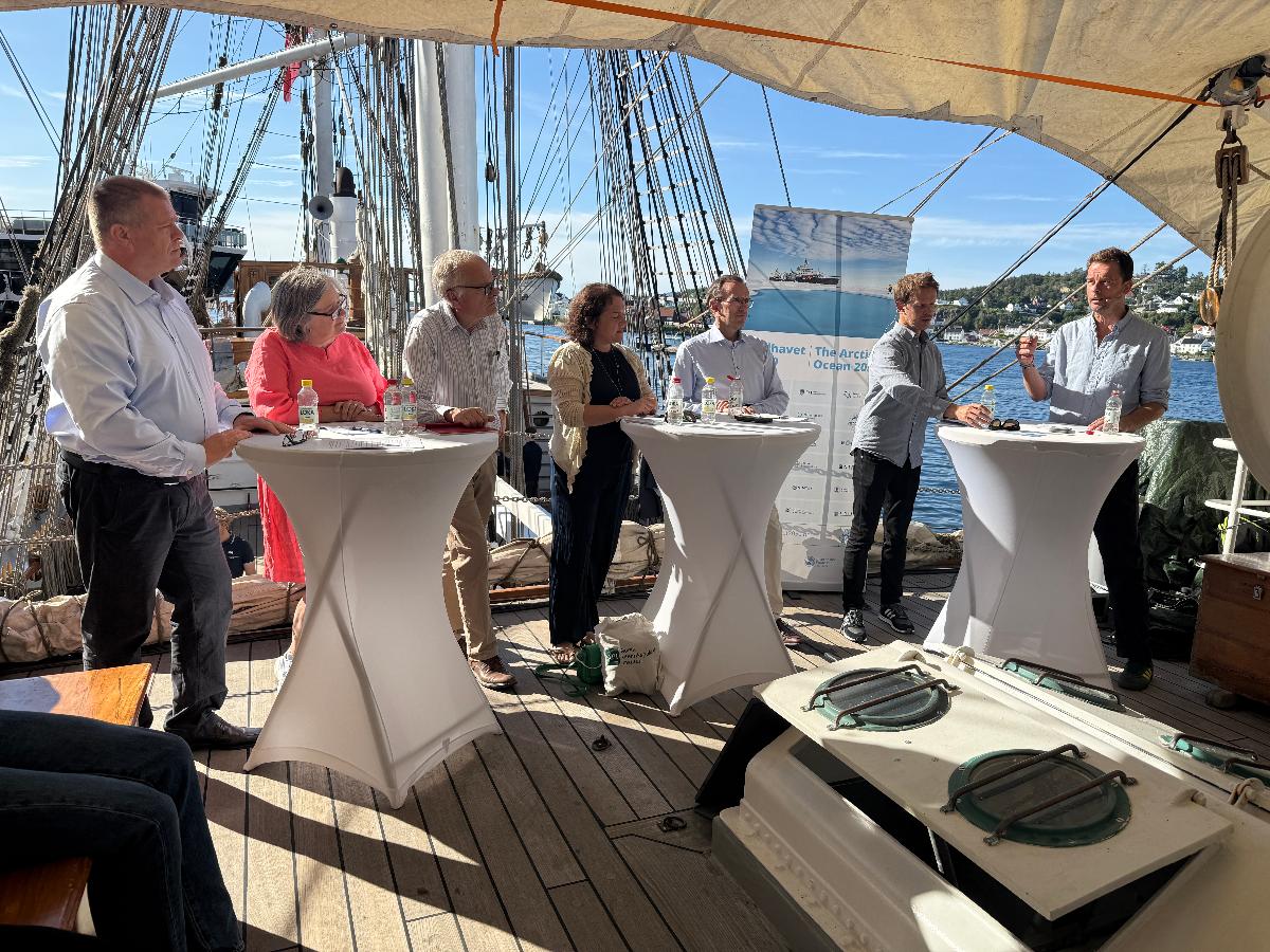 Folk i et panel p&aring; en seilskute