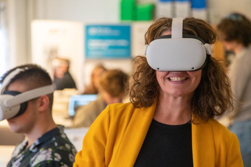 Dame med VR-briller p&aring;