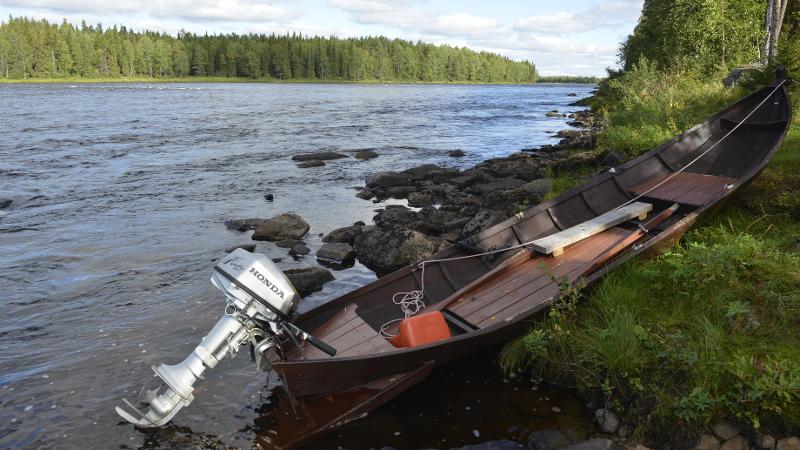 elveb&aring;t som ligger ved elvebredden