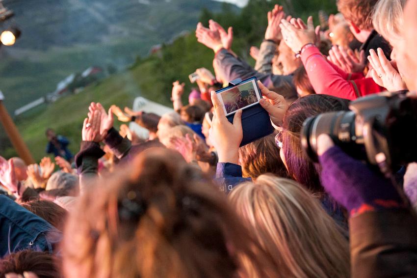 publikum p&aring; konsert utend&oslash;rs i Manndalen i Troms