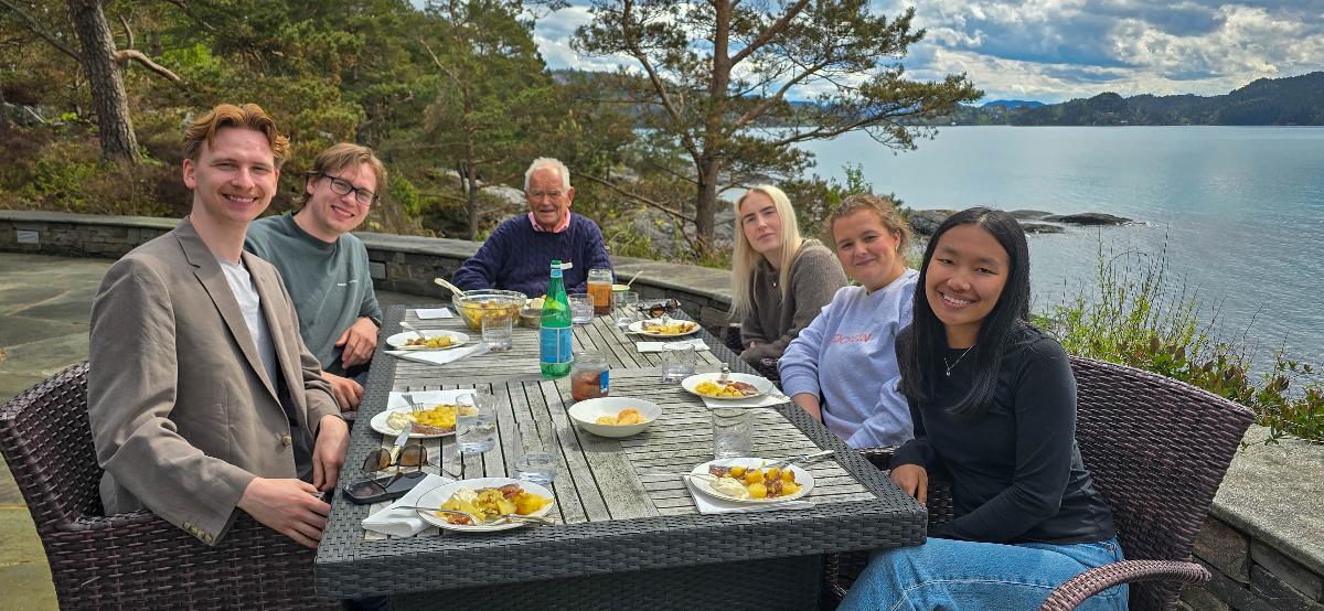 I Bergen fikk medisinstudentene fra UiT m&oslash;te forretningsmannen Trond Mohn.